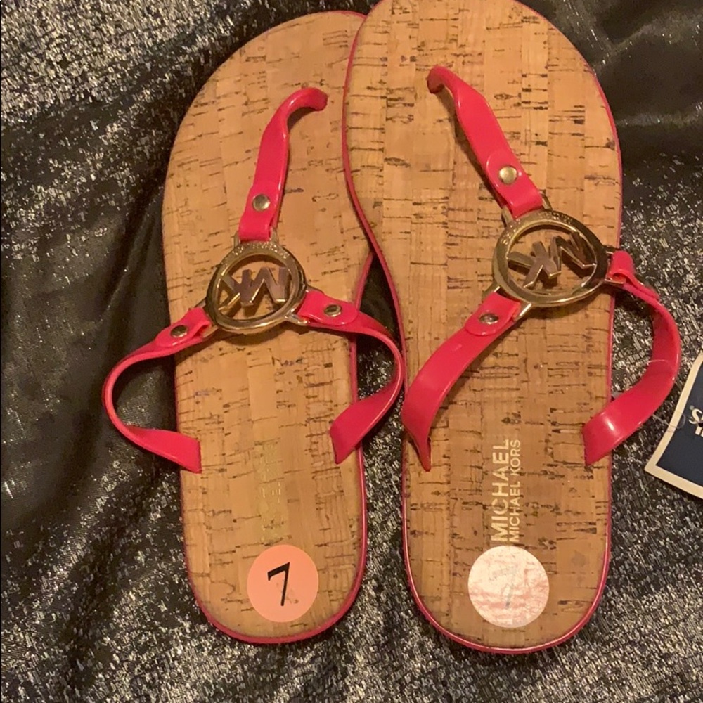 Brand new Michael Kor Sandles 😍